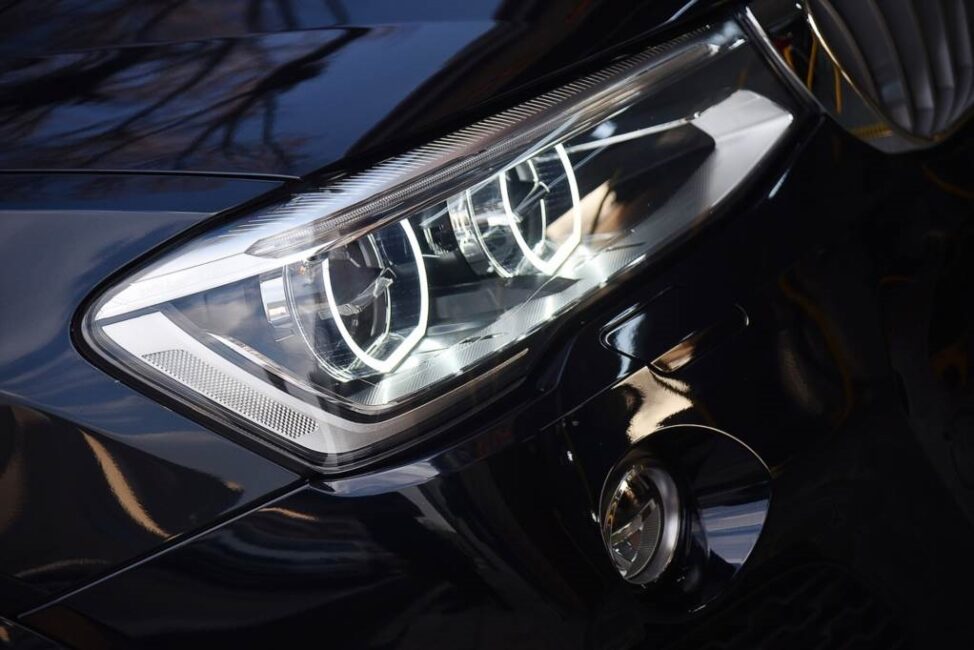 zamarznieta szyba wewnatrz samochodu